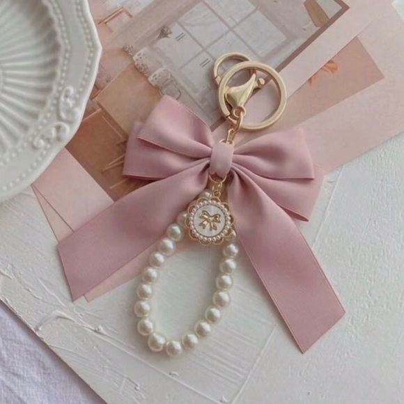 NWT Elegant Pink Bow Keychain with Pearls - Picture 2 of 6
